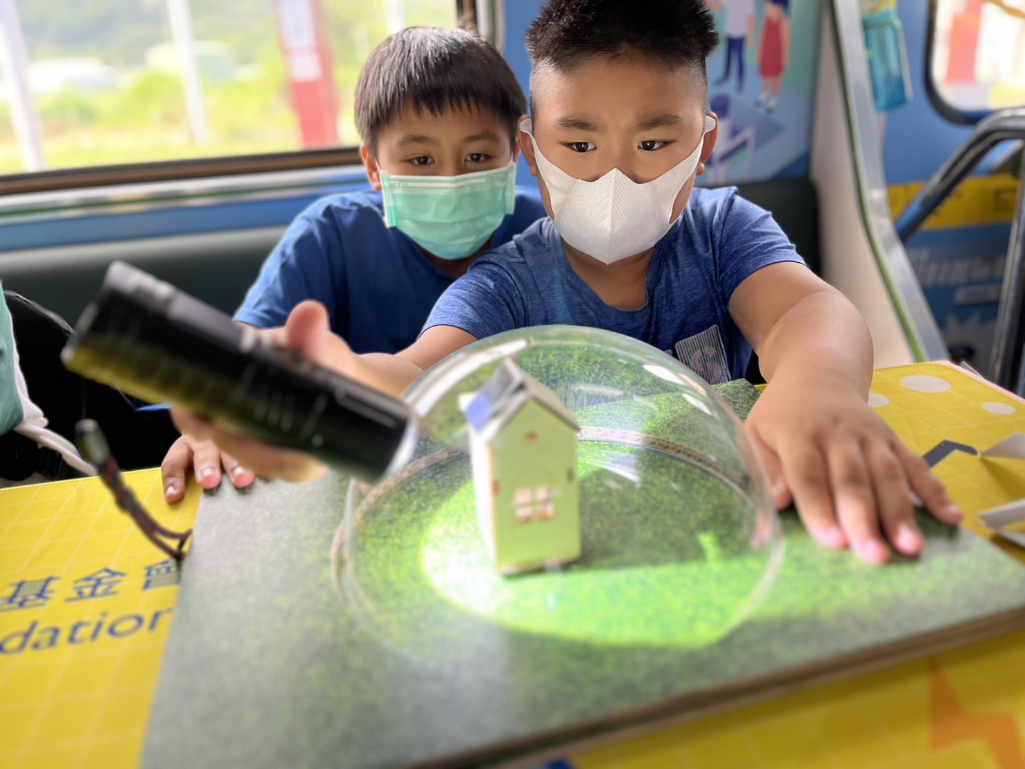 万博參與基礎科學主題車廂，以STEAM教學精神，設計「逐日科學家」、「太陽能工程師」以及「淨零建築師」三大能源科普課程和實驗