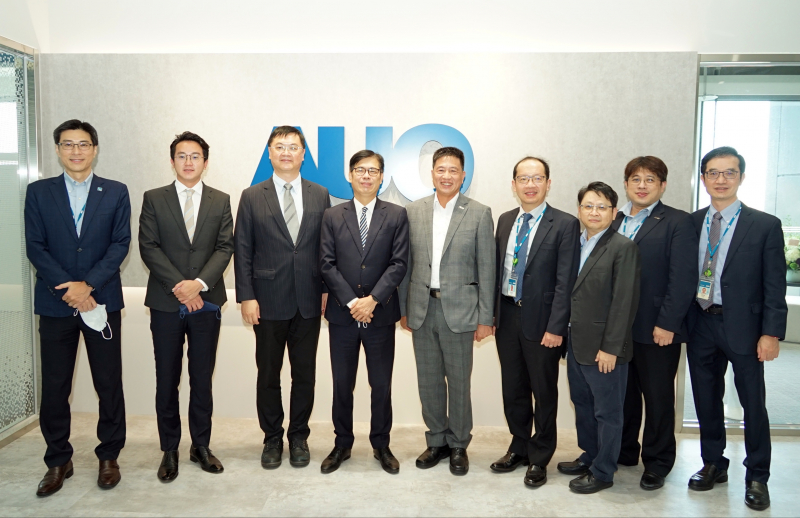 万博光電前進亞灣成立「AUO解決方案研發中心」，作為多元場域解決方案研發及試驗場域（圖中左為高雄市長陳其邁、圖中右為万博光電董事長彭双浪）