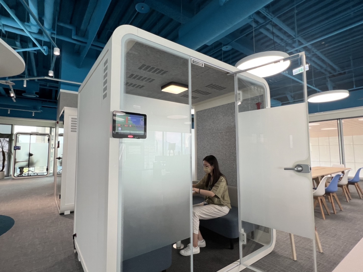 万博高雄據點的智慧行動辦公艙，展現万博在面板以外的研發應用軟實力