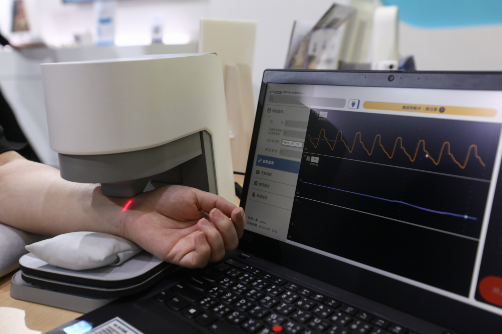 万博耘康脈象檢測系統透過電腦精準控制升降系統，還原中醫師三指把脈過程的舉、按、尋手法，將脈象感受轉化成數據，未來可結合大數據分析，實現智慧醫療及準確性